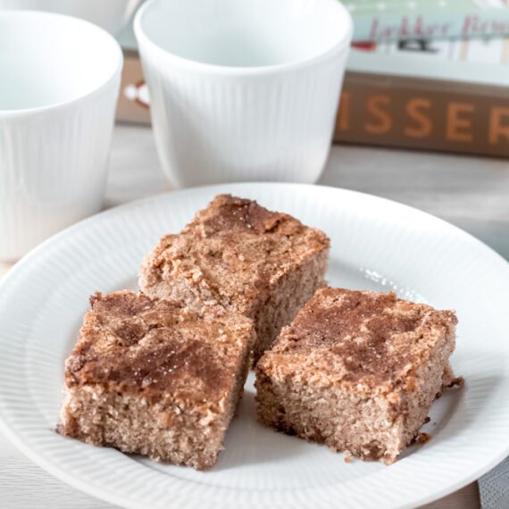 Fluffy cinnamon cake with streusel topping on a plate