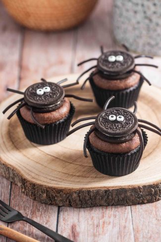 Oreo spider cupcakes