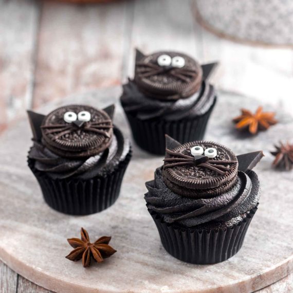 Cupcakes with Oreo cookie cat ears and faces