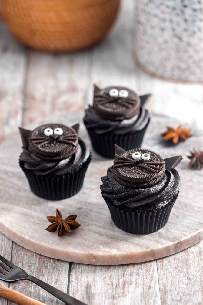 Cupcakes with Oreo cookie cat ears and faces