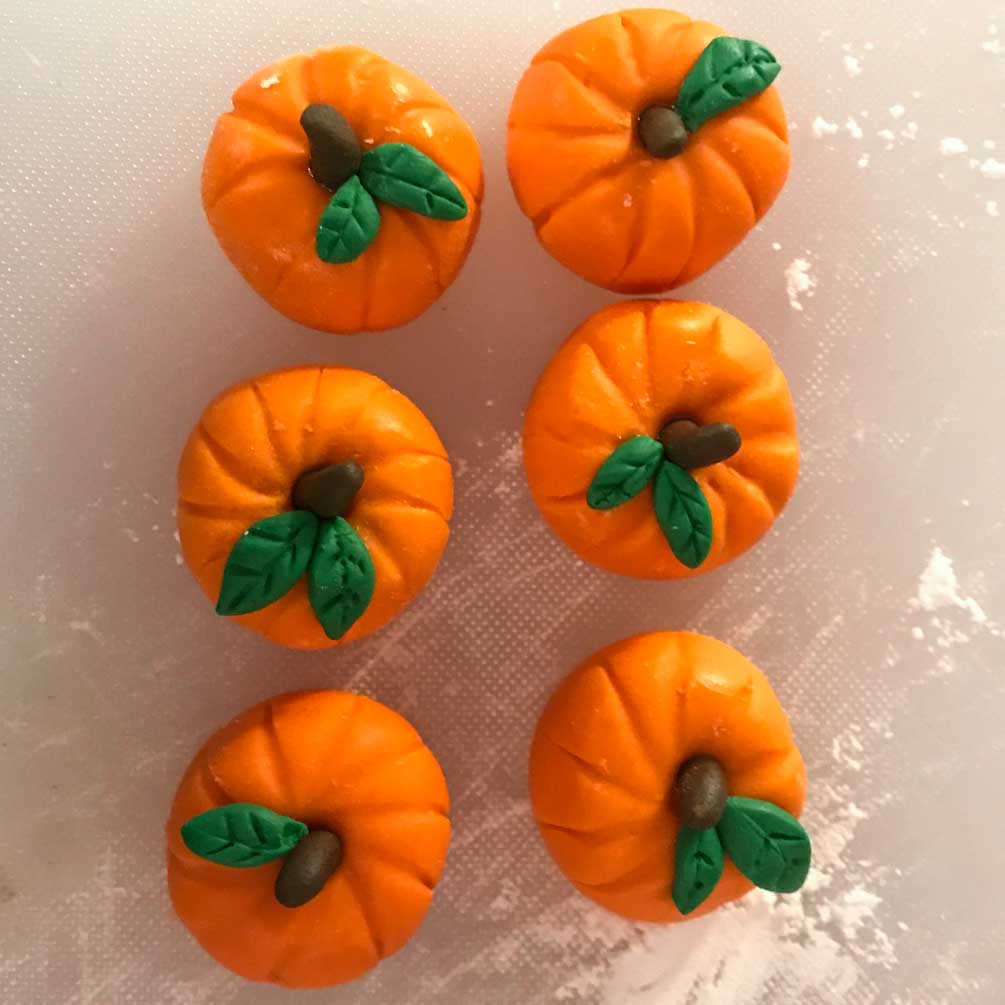 Close view of pumpkin fondant on the cake