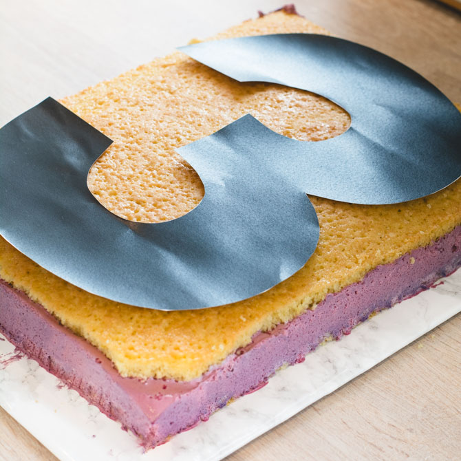 How to cut a number cake with a template