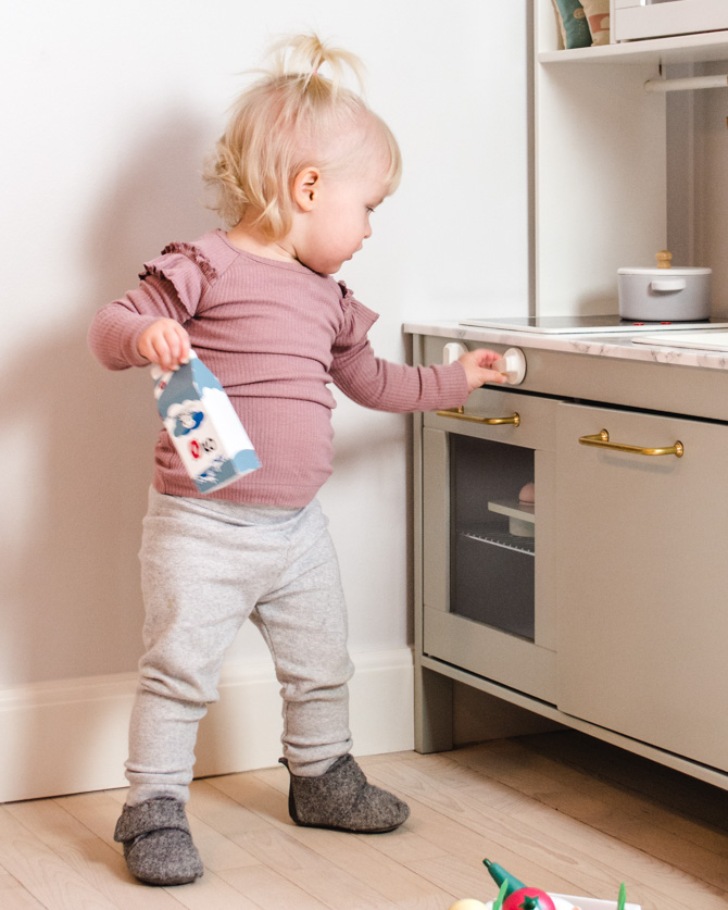 IKEA play kitchen hack