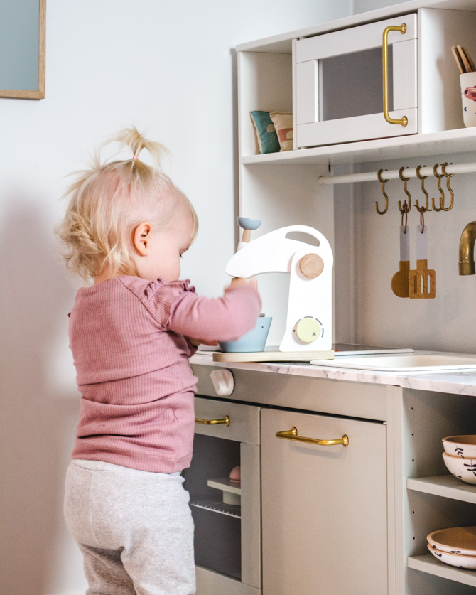 Play kitchen stand mixer